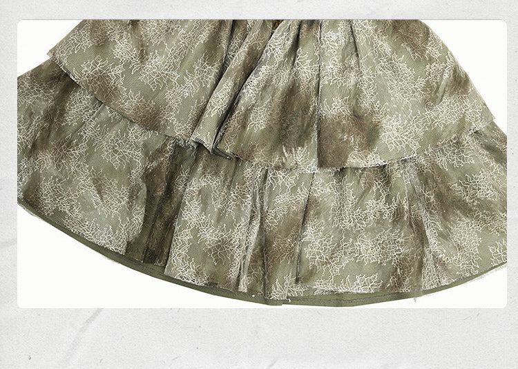 Hellgrünes Batikkleid mit Waldfee-Motiv
