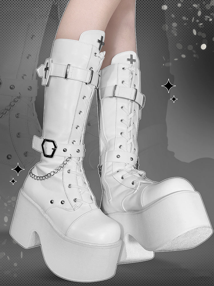 Weiße Gothic Lolita Plateaustiefel mit Sargschnallenriemen und Kreuzdekor