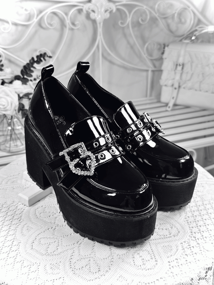 Hohe schwarze Plateauschuhe Jirai Kei poliert 10cm und mit Fersenschnallen Strass Block