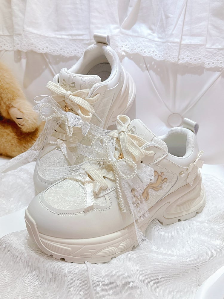 Schnürung vorne mit Schleife und weißen, mit Perlen verzierten Sneakers