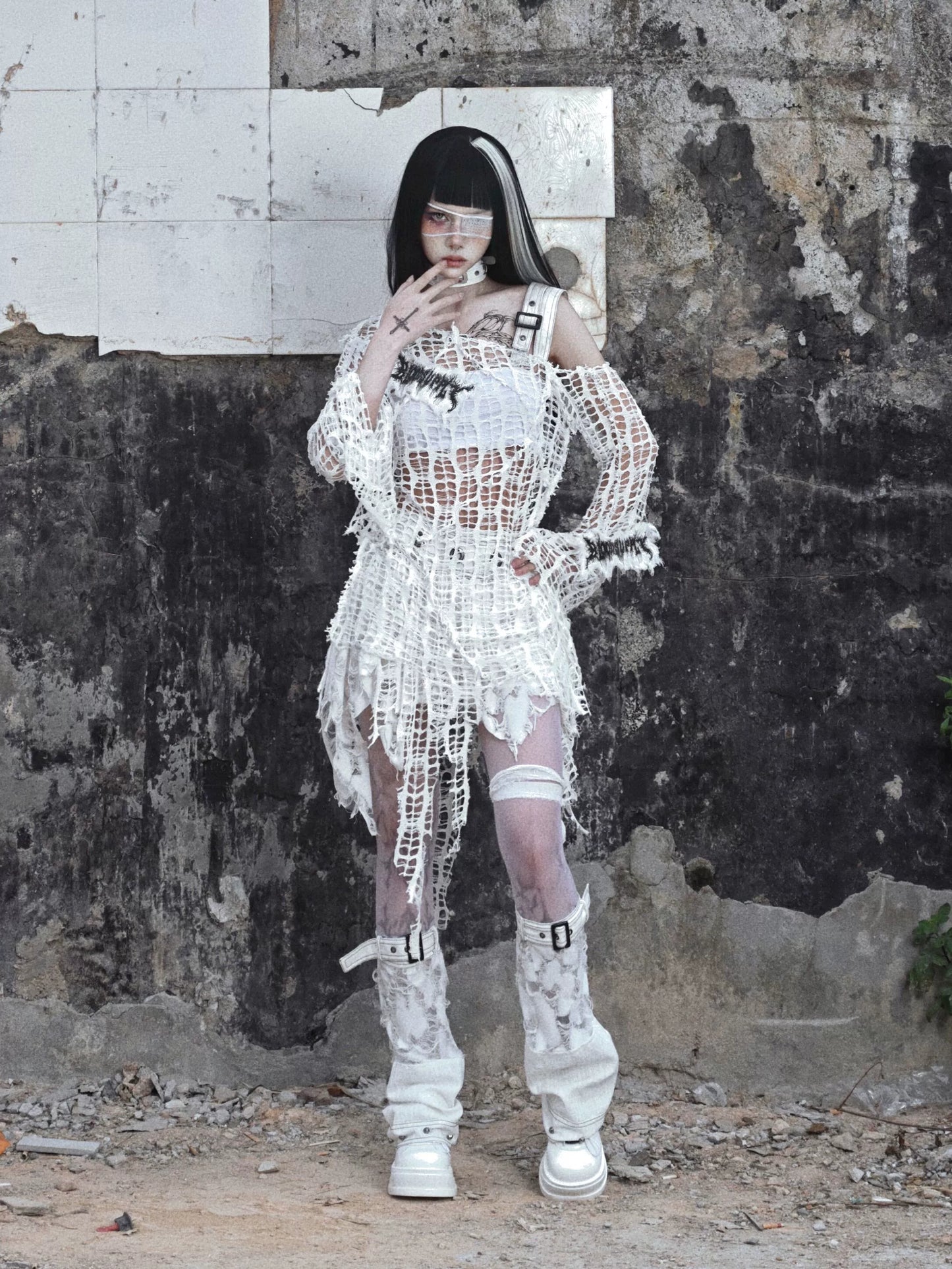 Top Gothic White Damaged