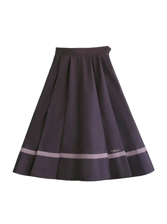 Haut violet rétro avec nœud et jupe grande élégante et évasée fumée