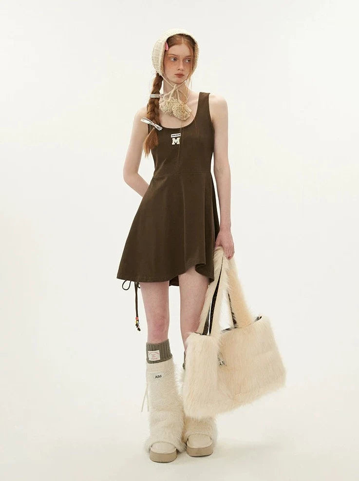 Robe style gilet à bretelles et col universitaire