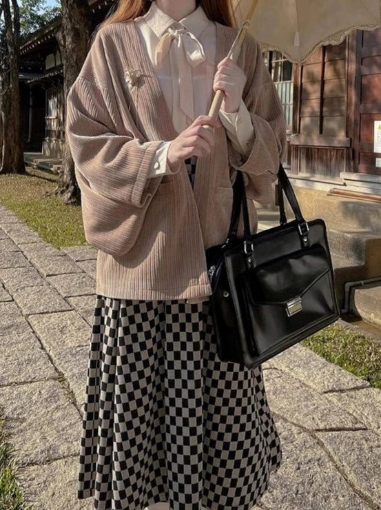 Veste Showa grise cerise foncée à ruban, jupe plume + note, chemise en mousseline de soie à broche rétro à carreaux + jupe
