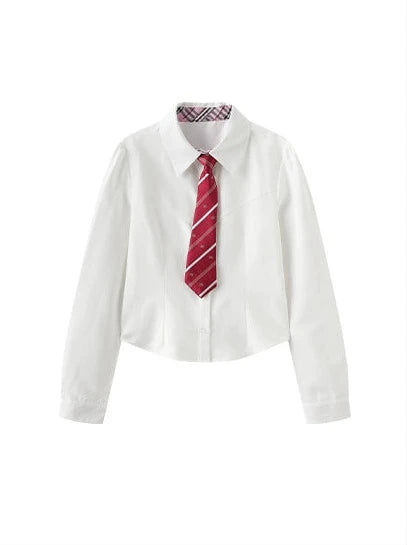 Robe style tricot + cravate universitaire, gilet blanc, chemise à col en V
