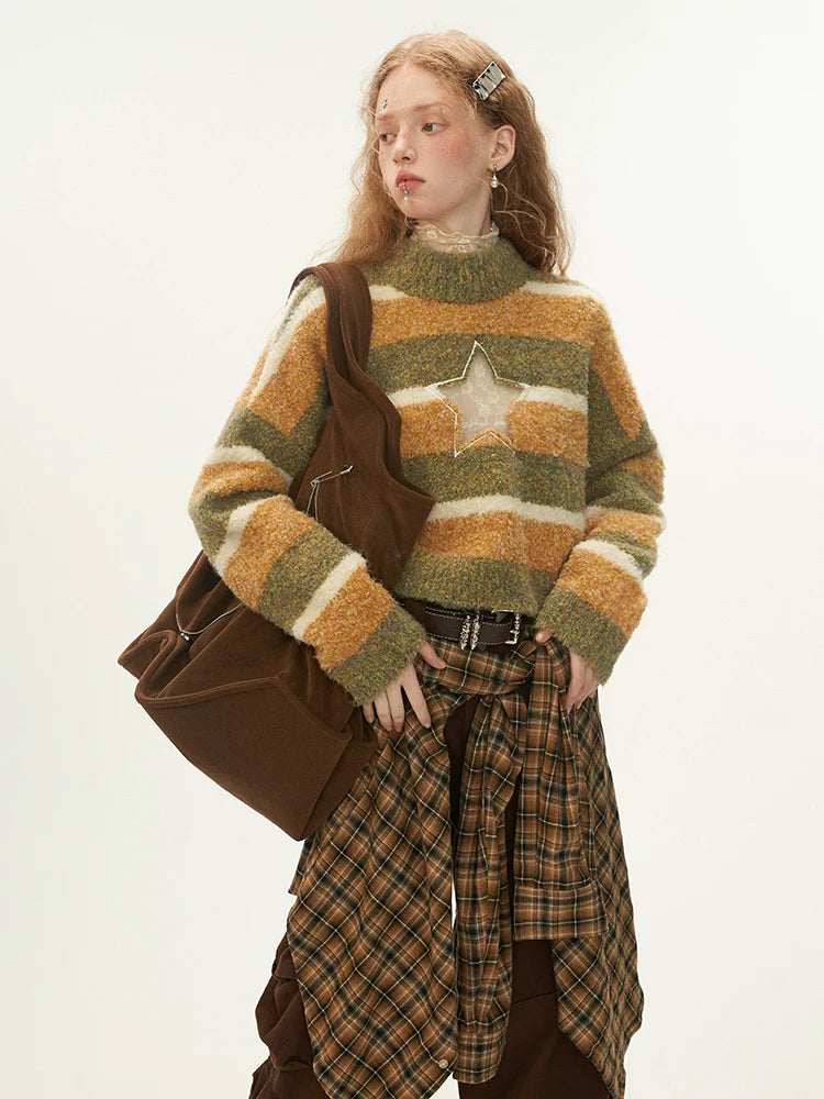 Hochgestrickter gestreifter Pullover mit Stern-Mittelausschnitt