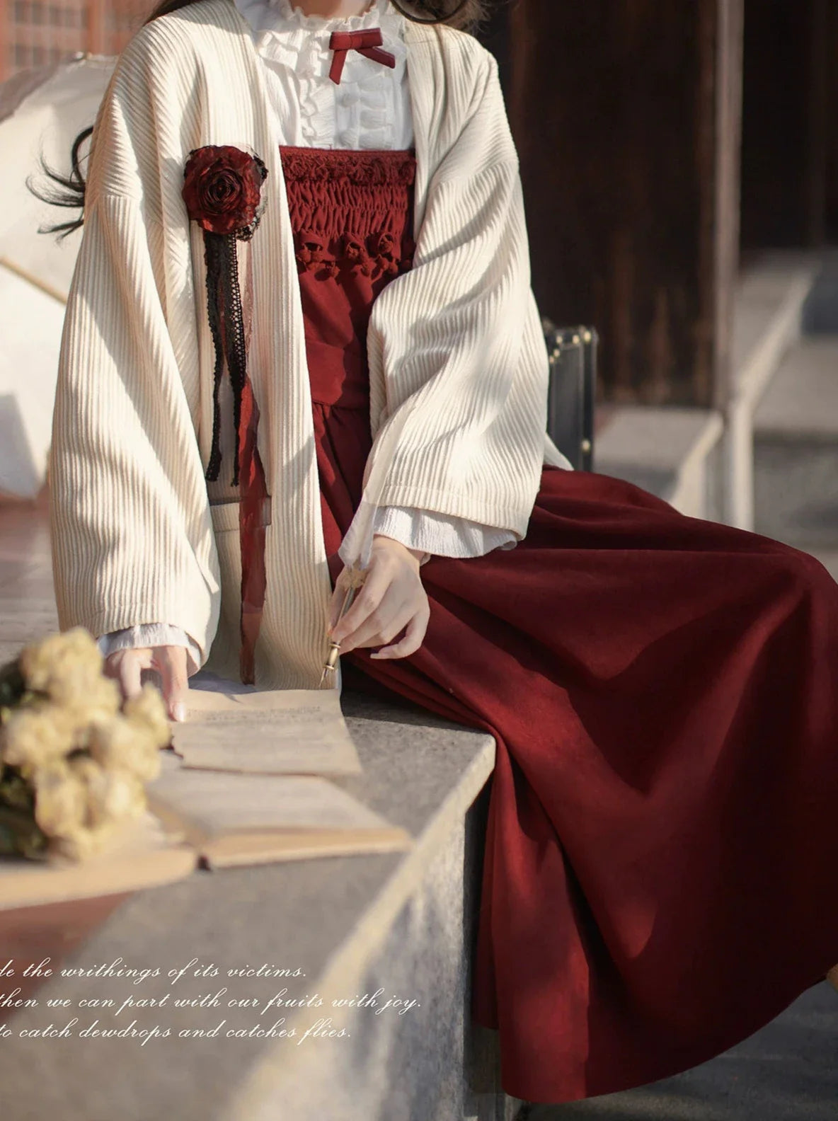 Bretelles tissées roses + chemise intérieure en plumes + robe blanche avec corsage poème + veste à volants rouge à volants rétro rose