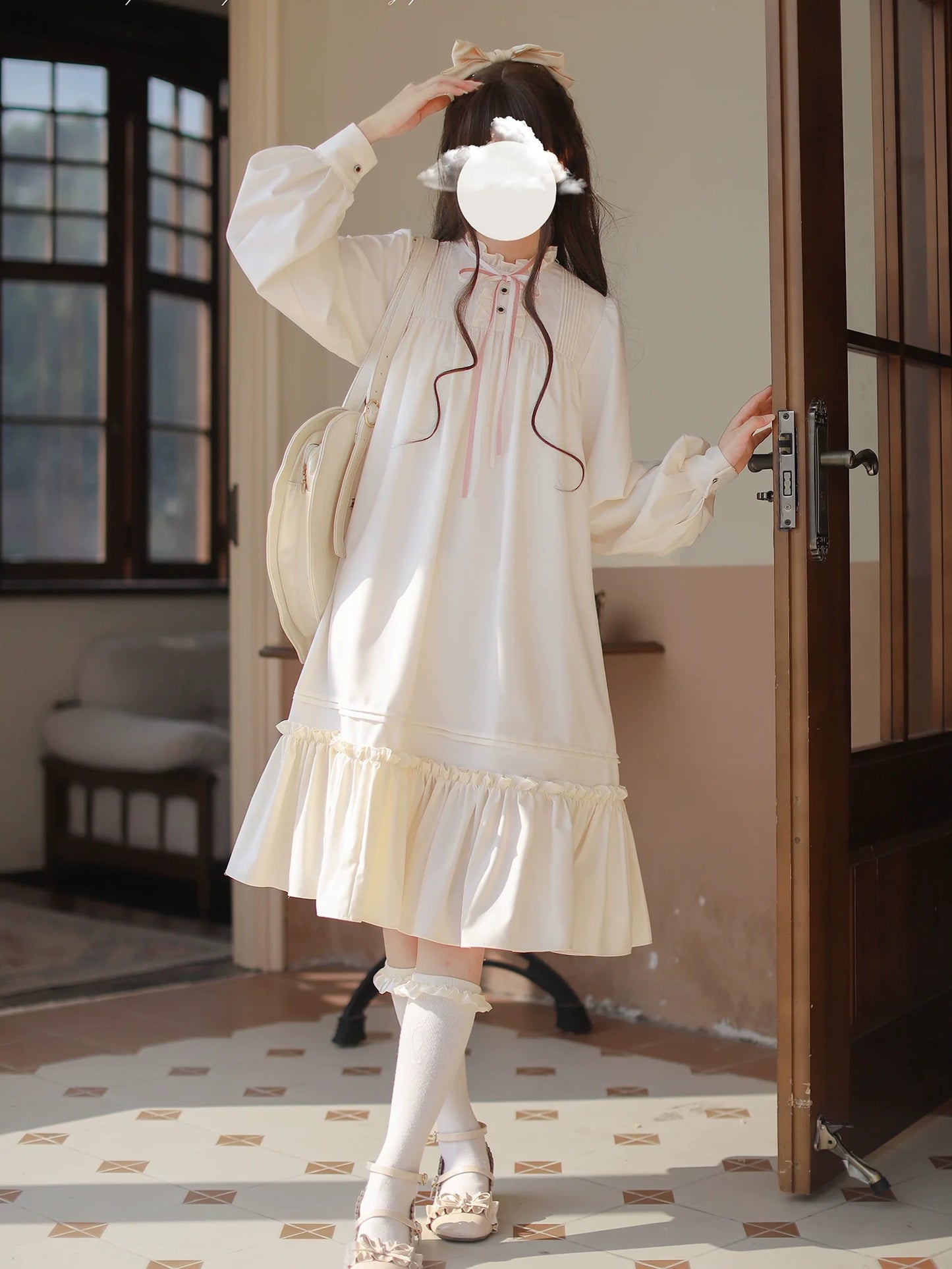 Manteau Lolita à col poupée + badge robe à volants blanc cassé + rose
