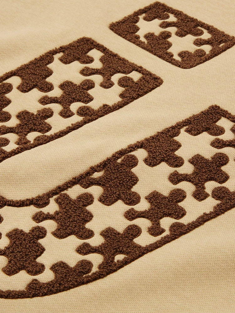 Trendige Logo-Sneaker über braunem Modell