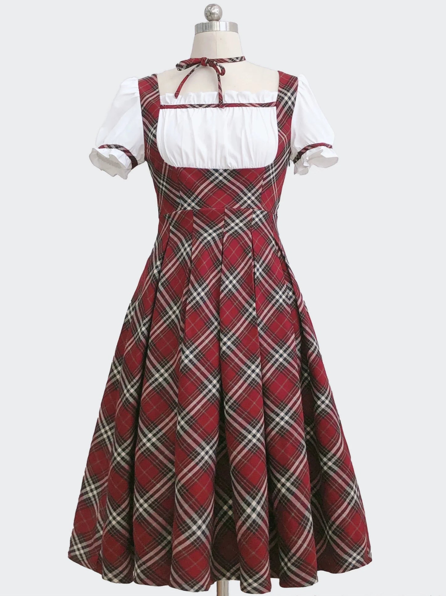 Robe rouge élégante à manches bouffantes et ruban, motif écossais à carreaux framboises, tour de cou vintage