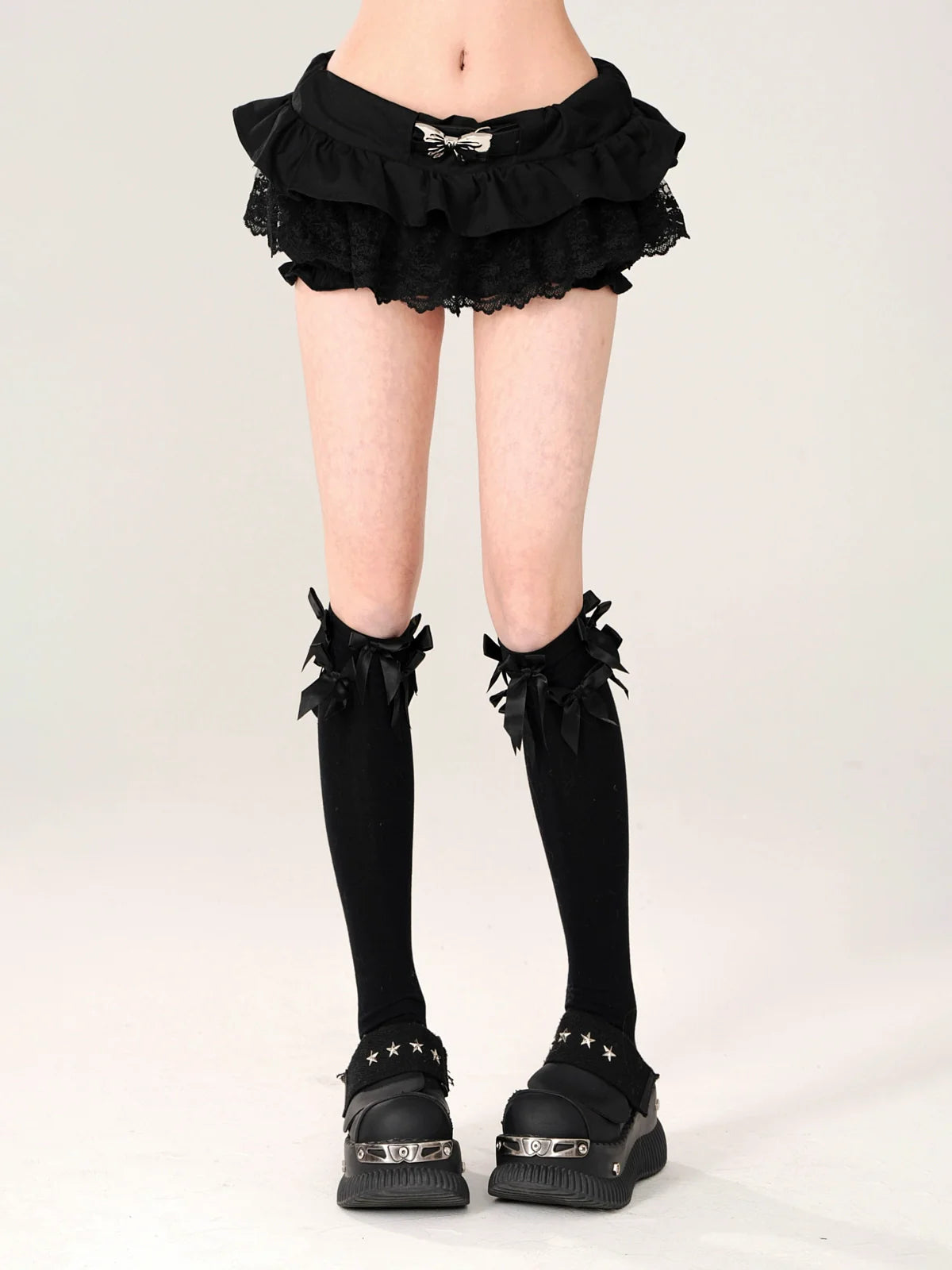 Short en dentelle noire avec ceinture et jupe romantique