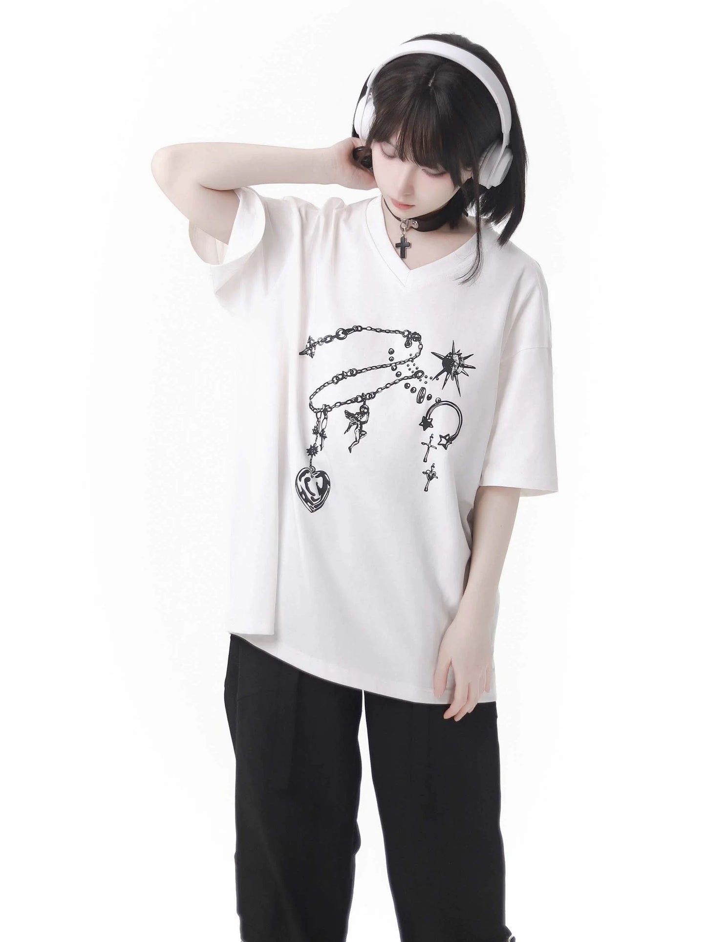 Schwarzes T-Shirt mit V-Ausschnitt und weißem Edelstein