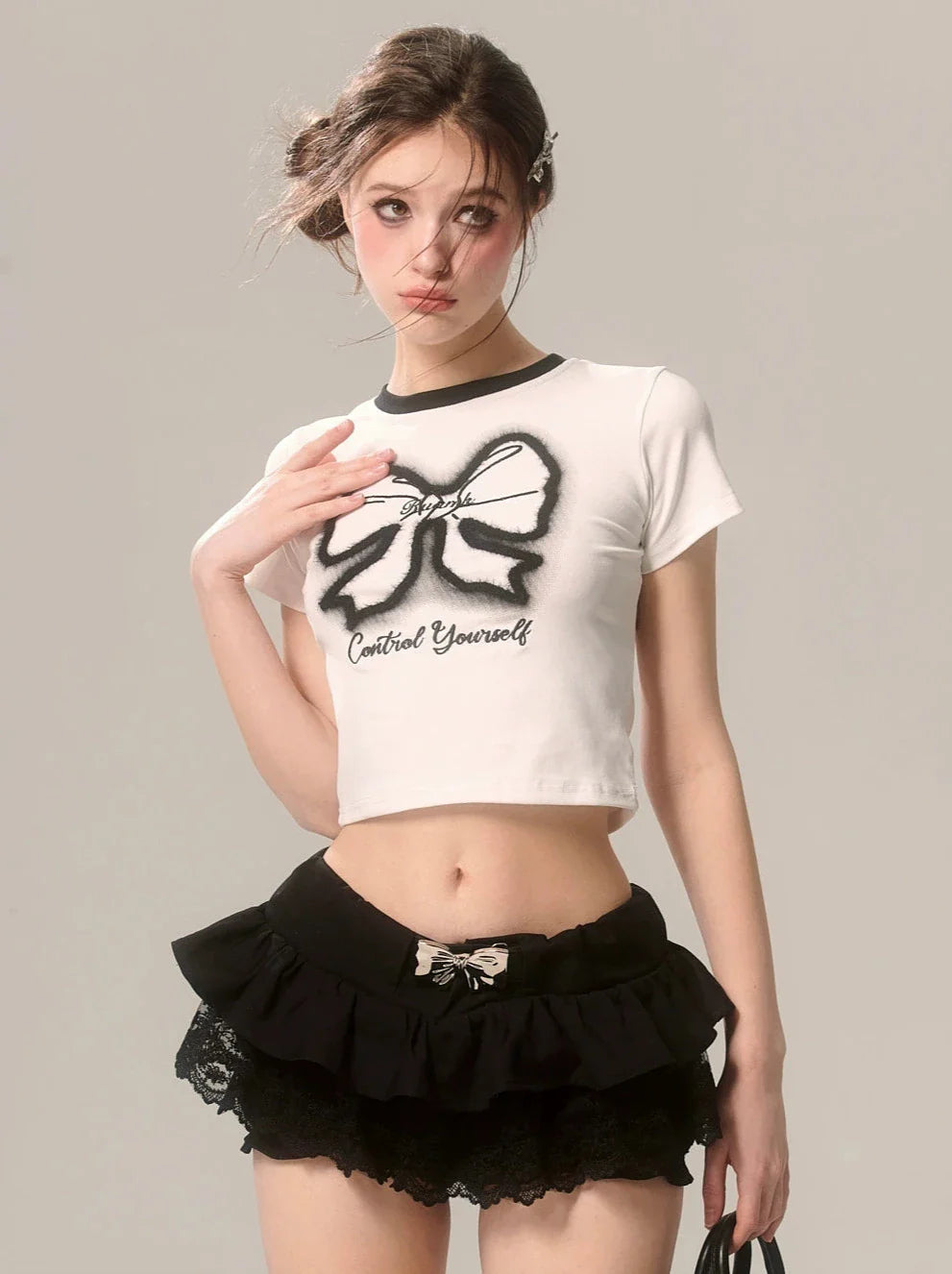 Schmales, bedrucktes weißes T-Shirt mit Schleife