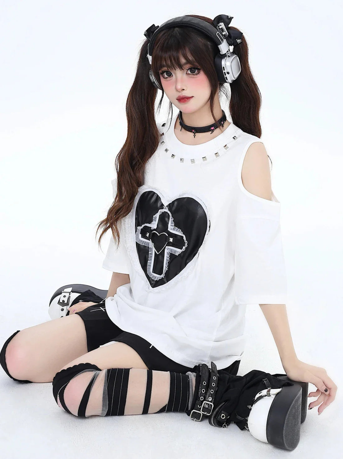 Dunkles T-Shirt mit genieteter Spitze Love Loose Open Shelder