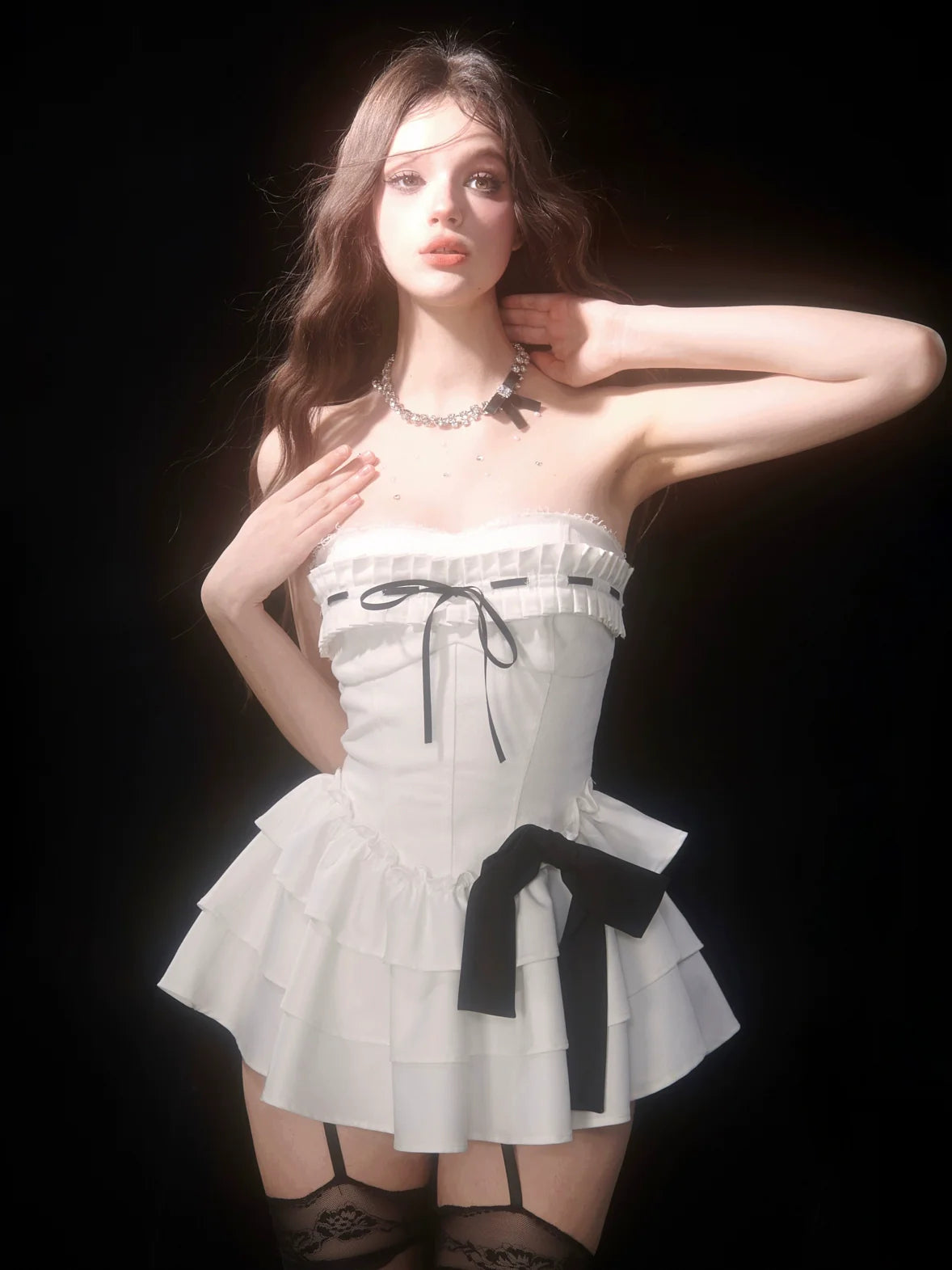 Hohes schwarzes Kleid mit weißem Ende, Rüschen, Kuchenband, Tube