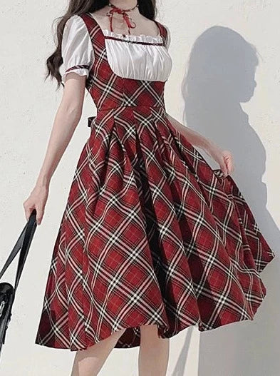 Robe rouge élégante à manches bouffantes et ruban, motif écossais à carreaux framboises, tour de cou vintage