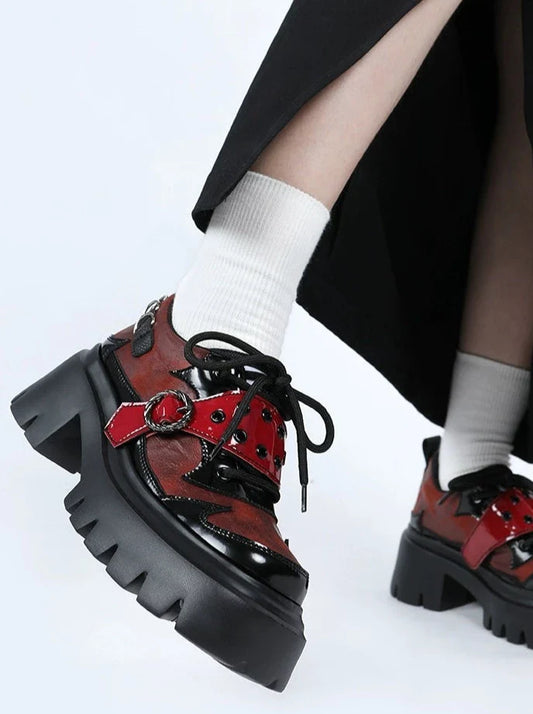 ボリュームのあるダークロックシューズ