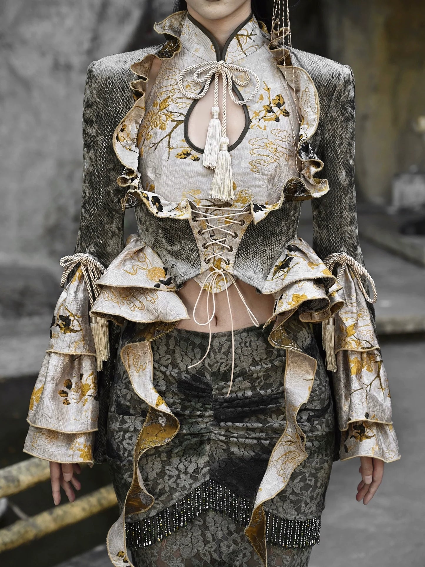 Veste courte en dentelle chinoise à pompons et sangles de dragon