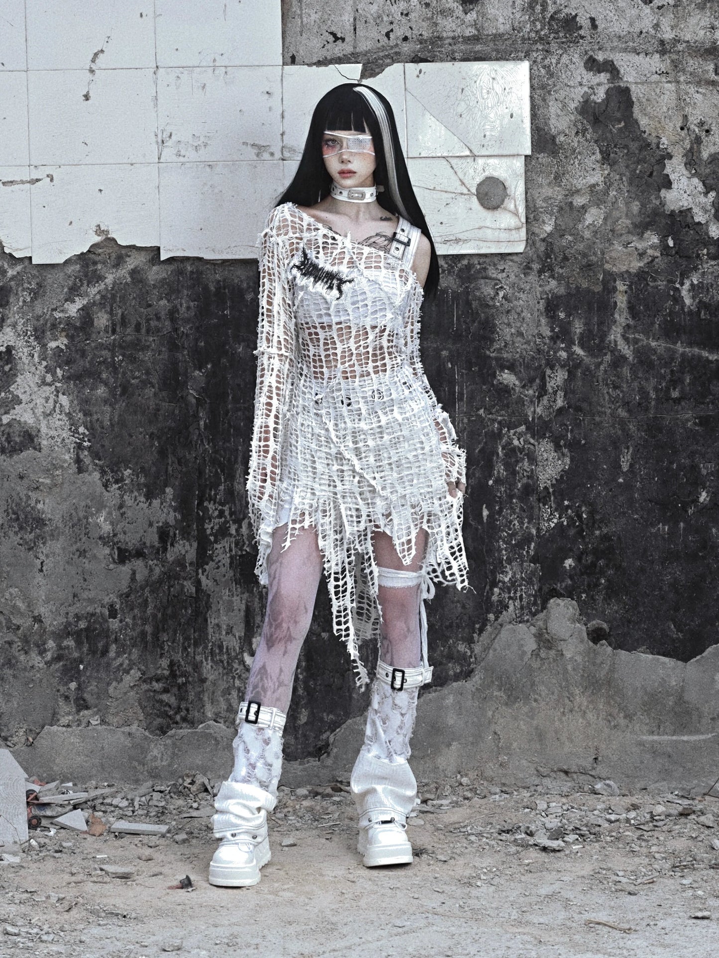 Top Gothic White Damaged