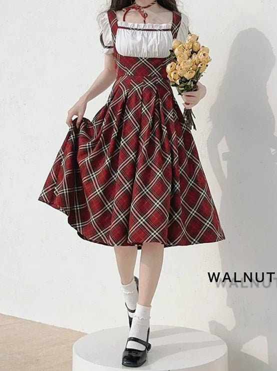 Robe rouge élégante à manches bouffantes et ruban, motif écossais à carreaux framboises, tour de cou vintage