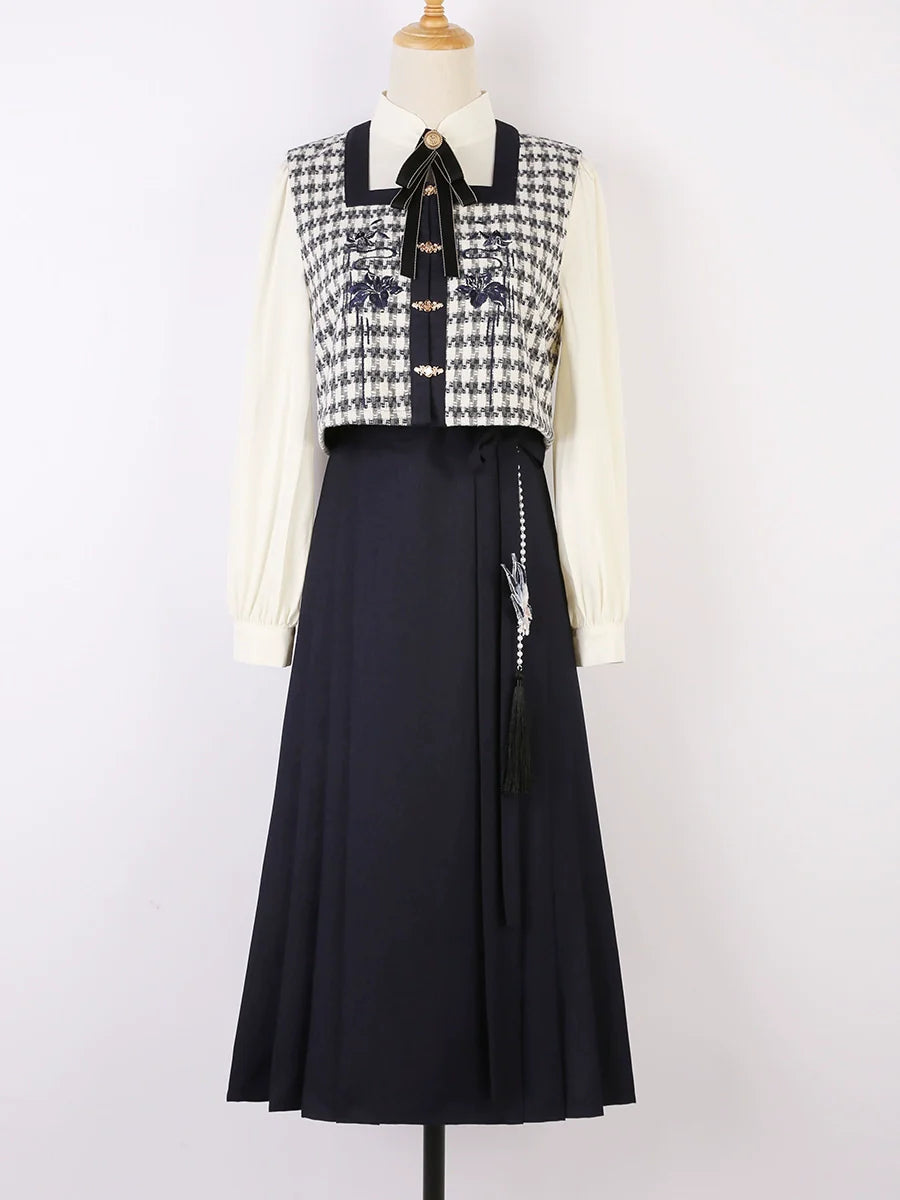 Jupe plissée, chemisier à boucle, gilet chinois universitaire, veste à carreaux
