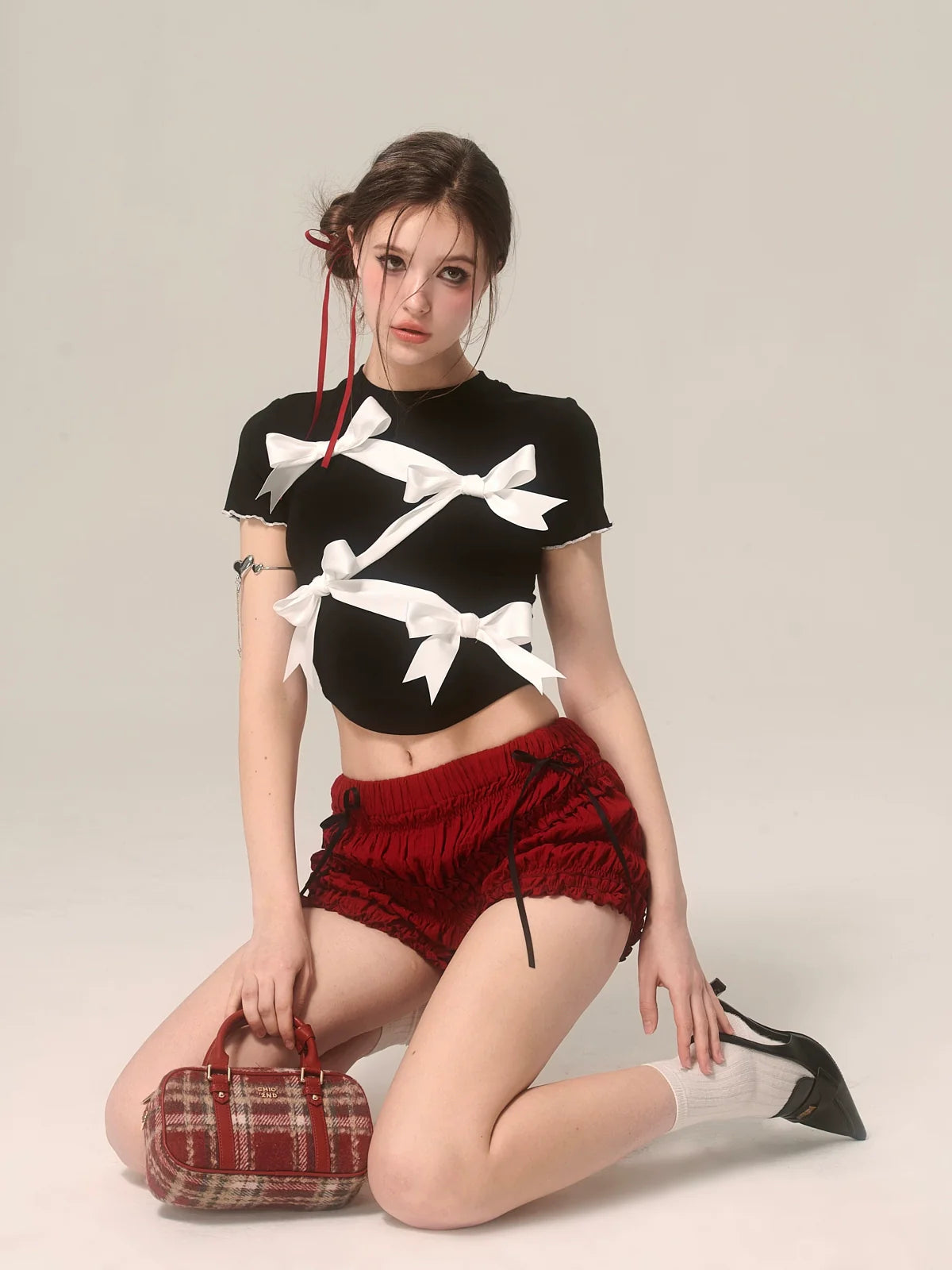 Kurzes schwarzes T-Shirt mit schmalem Band in Nischenoptik