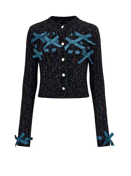 Geripptes Strickoberteil mit Bändern + Strickmütze mit Bändern + Strickblumen