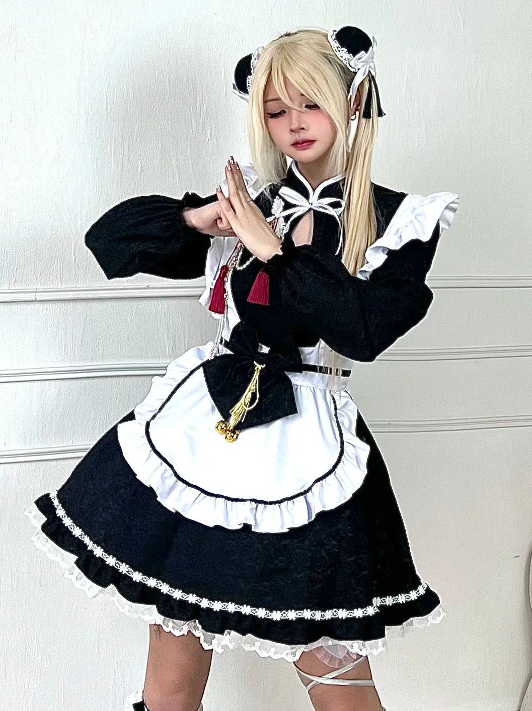 Ensemble de servante chinoise avec manches à ruban noir, tablier, manches et robe longue et courte, blanc