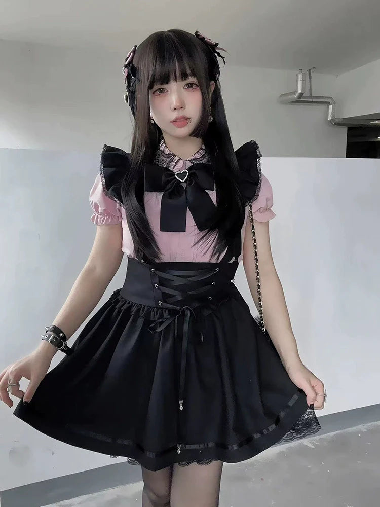 スリムスウィートスカート + サスペンダーダークレースアップシャツ