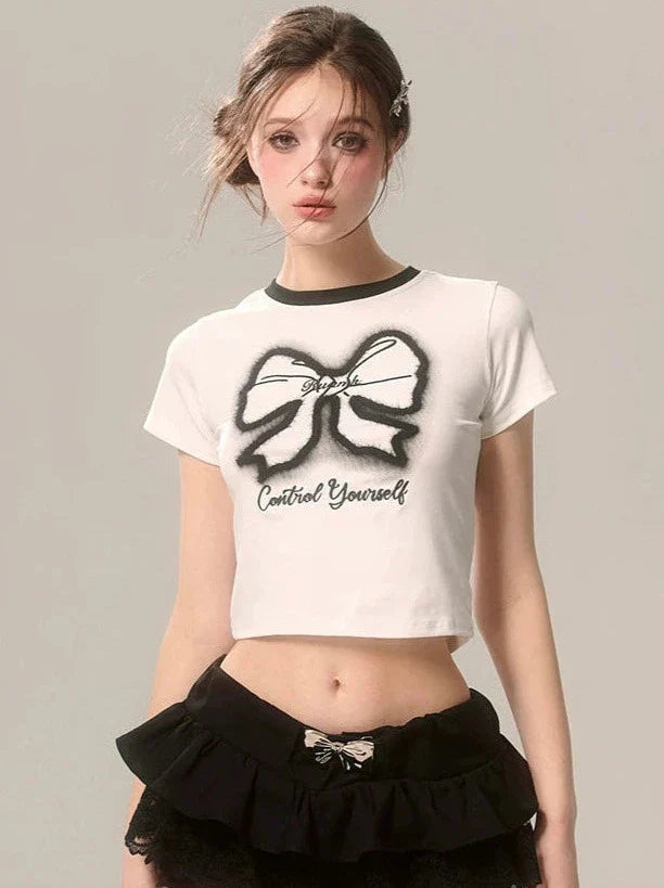 Schmales, bedrucktes weißes T-Shirt mit Schleife