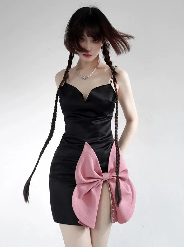 Robe moulante à gros nœud et fente
