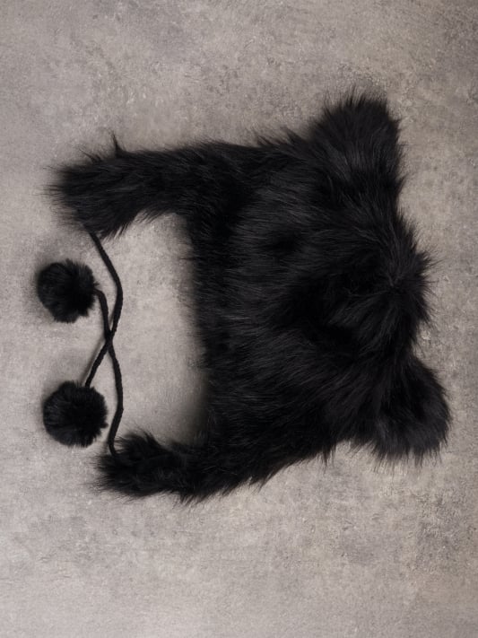 Pin mit Katzenknochen-Pompon-Applikation, Plüschohrhut, verziert mit Charms, schwarzes Skelett, Gothic