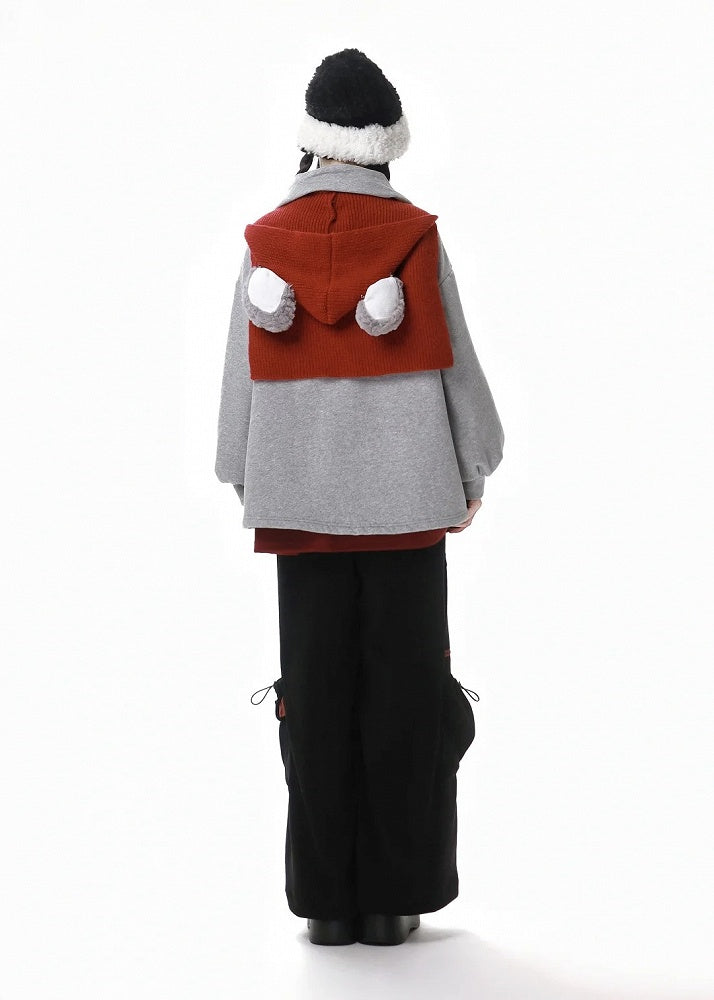 Roter Strickschal mit Kapuze und Koala-Ohren