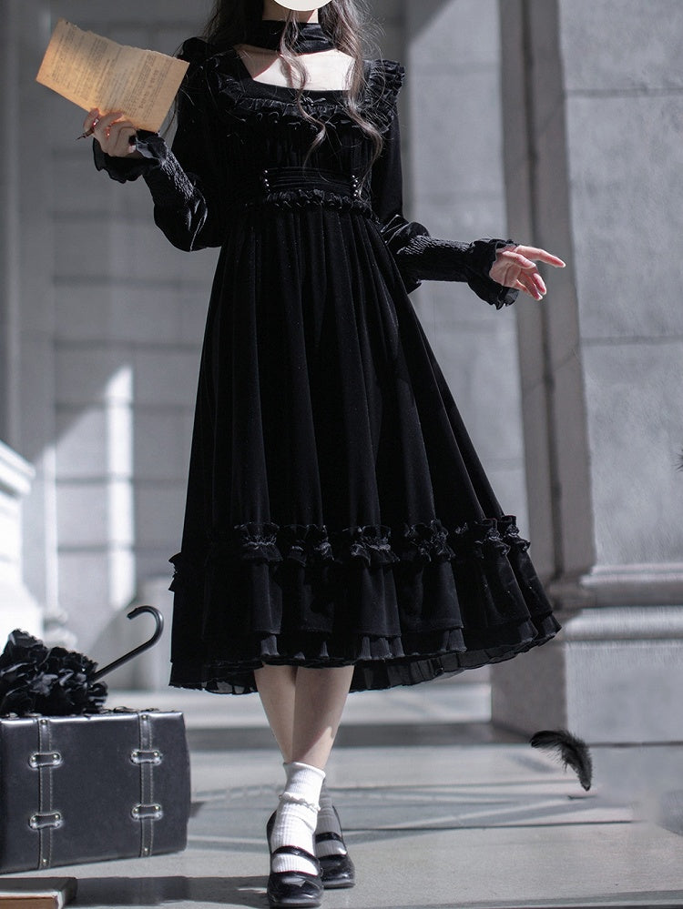 Quadratisches Kleid Samt Schwarz Eleganter Ausschnitt