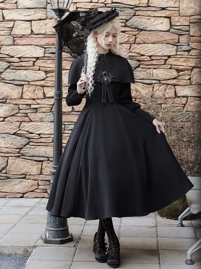 Robe noire élégante à manches longues et cape style gothique lolita