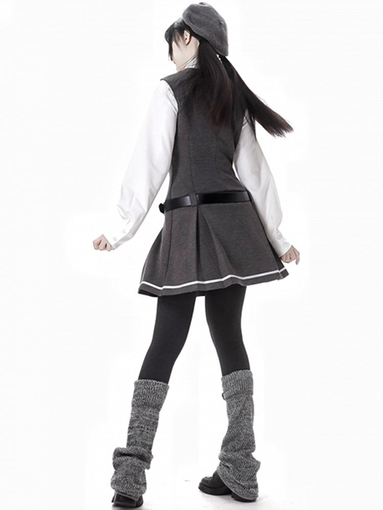 Robe en tricot gris foncé style preppy, sans manches, au-dessus du genou, avec ceinture à boucle