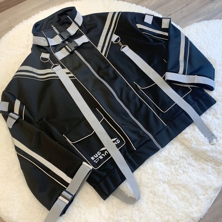 Schwarze futuristische Cyberpunk-Jacke mit Schnallenriemen