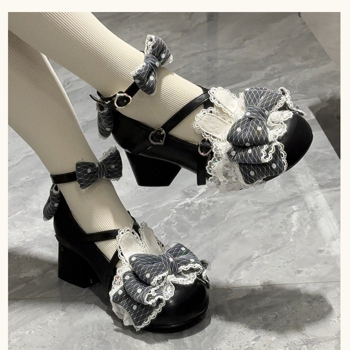 Mary – Herzförmige schwarze Zehenpartie mit runden Jane-Hasenohrschnallen und Polka-Schuhen mit Schleifen und niedrigem/mittlerem Absatz