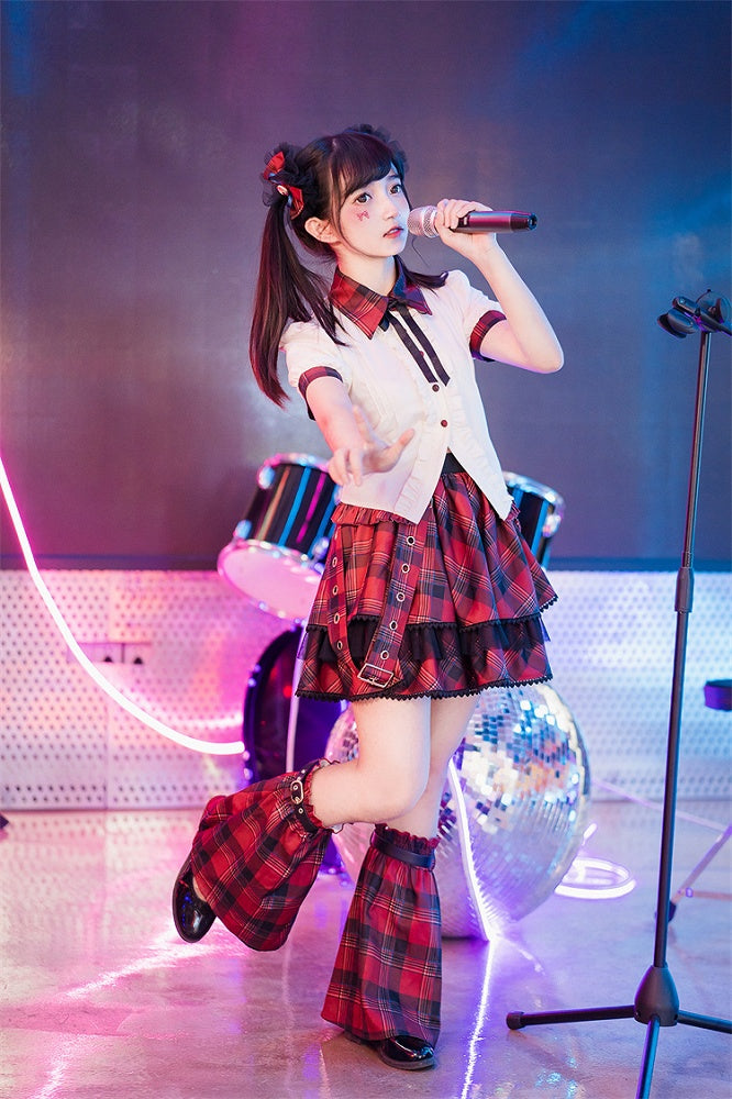 Roter karierter Idol-Lolita-Rock mit Schnallenriemen und Oberschenkellänge