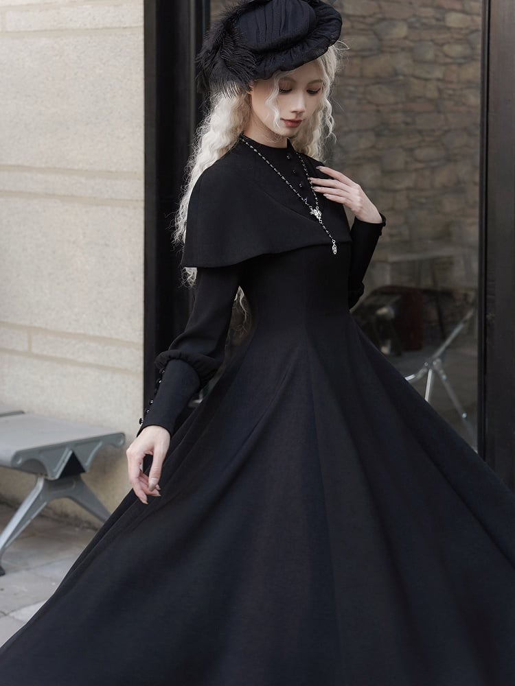 Robe noire élégante à manches longues et cape style gothique lolita