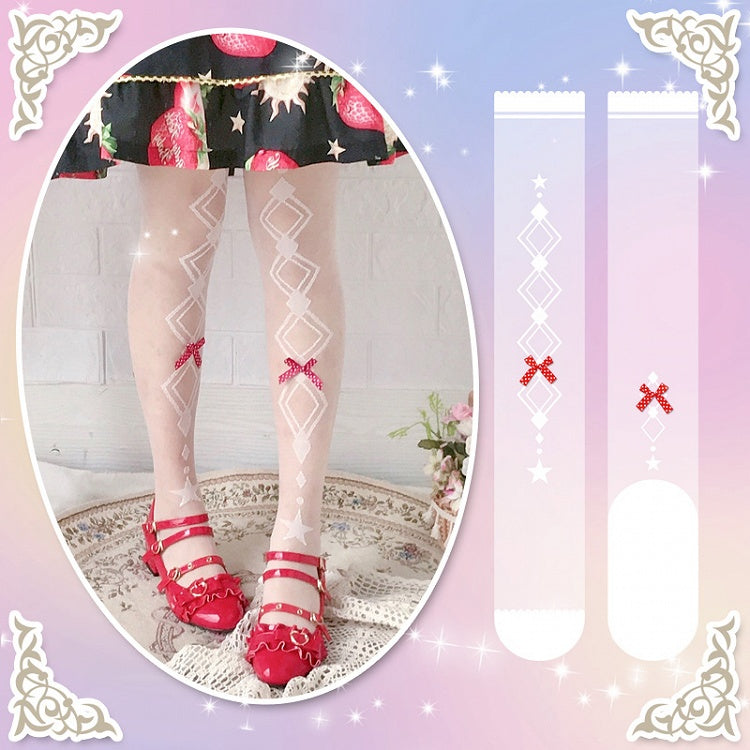 Bas Lolita blancs au-dessus du genou à motifs de diamants et nœuds rouges
