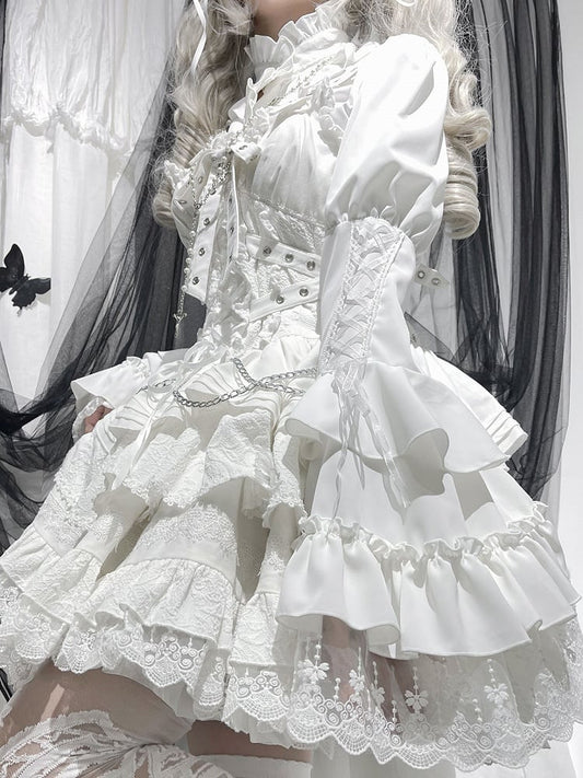 Weißes Hemd mit Glockenausschnitt und Rüschenärmeln im Gothic-Stil