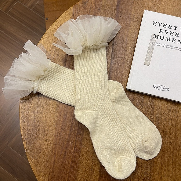Chaussettes mollet blanches à bordure en dentelle douce