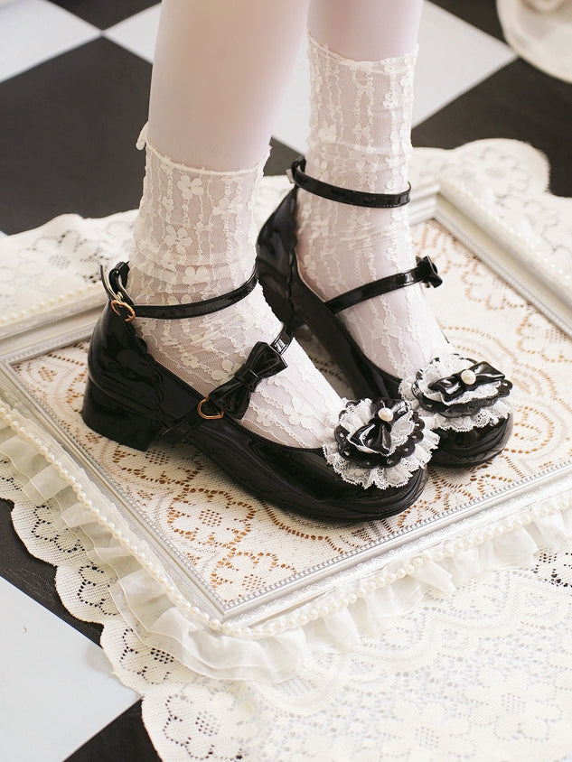 Lolita Schuhe mit Spitzenbesatz, Schleife und Herzschnallen, schwarzes Oberteil, rund