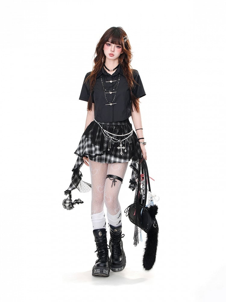 後ろに大きなリボンが付いた、ブラック/ホワイトのカットアウトバックのグラマラスなクロップドトップス