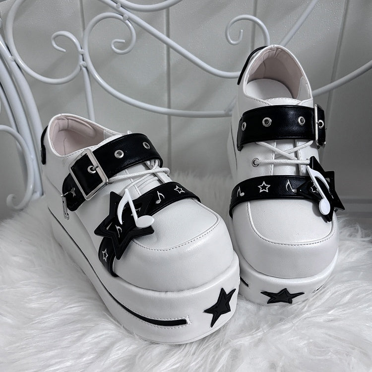 Weiße Jirai Kei Star Design Plateauschuhe mit Schnallenriemen