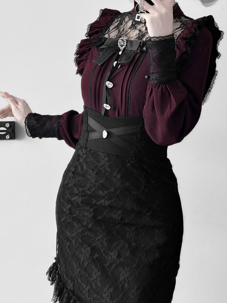 Weinrote Jirai Kei-Bluse mit Illusionsausschnitt und Faltendetails und Fliege