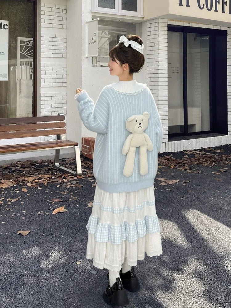 Süßer, kleiner Plüschbär, verziert mit blau gestreiften, lockeren Cardigan