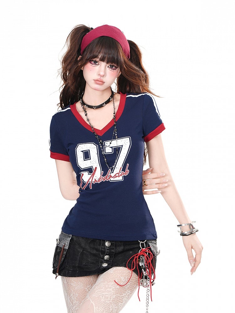 Glamorous T-Shirt mit V-Ausschnitt, hellblau/marineblau und Kontrastbesatz