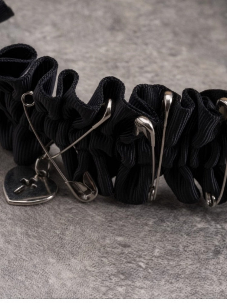 Design Rüschen verziert Herz schwarz Schnalle Trim KC Pins Gothic